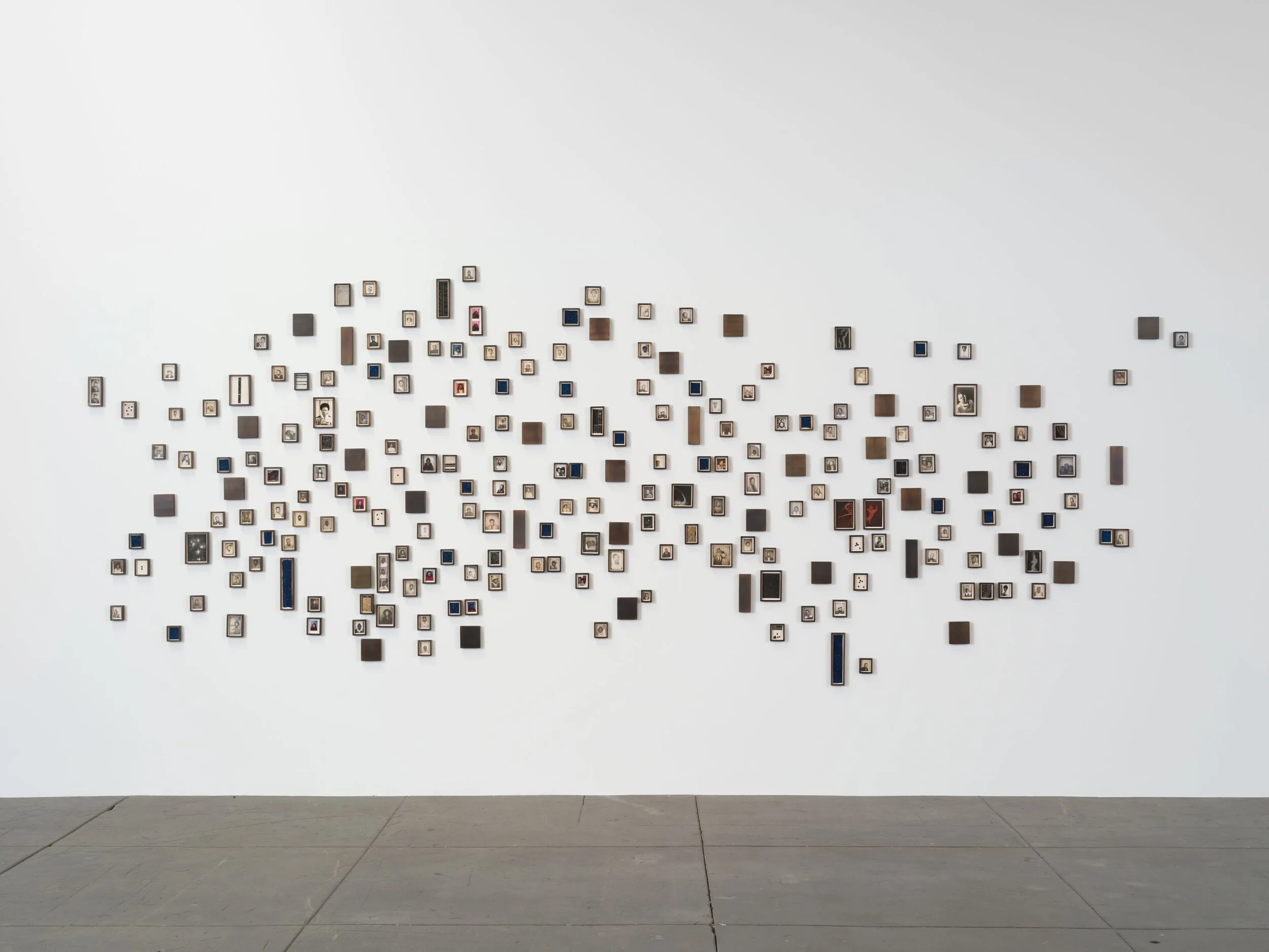 Lorna Simpson. Everrrything Hauser & Wirth Los Angeles Installation View, Photo: Jeff Mclane © Lorna Simpson, Courtesy Lorna Simpson and Hauser & Wirth Virtual Exhibition Tour